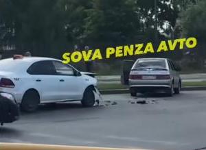 На улице Антонова в Пензе случилась серьезная авария с участием такси