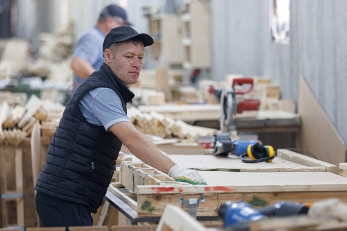 52% работодателей испытывает нехватку «синих воротничков»