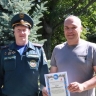 "Заметил дым и разбил окно": сахалинец спас женщину при пожаре в двухэтажном доме