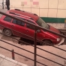 В центре Пензы автомобиль провалился под асфальт