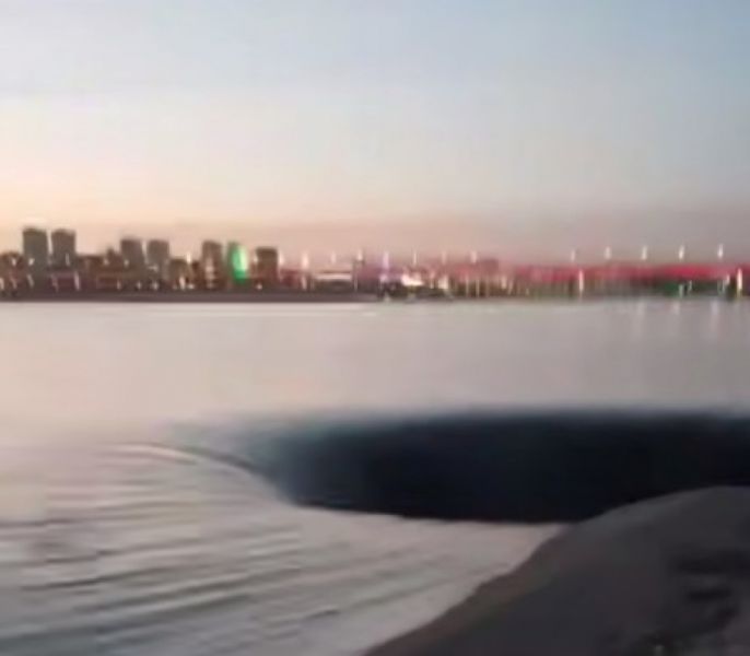 Пугающую воронку на Волге запечатлели в эти выходные. Мэр Краснослободска объяснил, что произошло