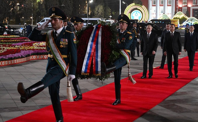 Возложение венка к памятнику Исмоилу Сомони