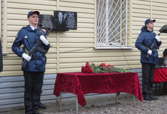 В Зуевке установили мемориальную доску ветерану МВД, погибшему в ходе СВО