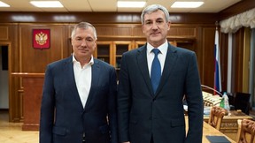 Марат Хуснуллин провёл встречу с губернатором Амурской области Василием Орловым Марат Хуснуллин провёл встречу с губернатором Амурской области Василием Орловым