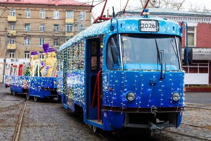 Городской транспорт украсили в преддверии Нового года