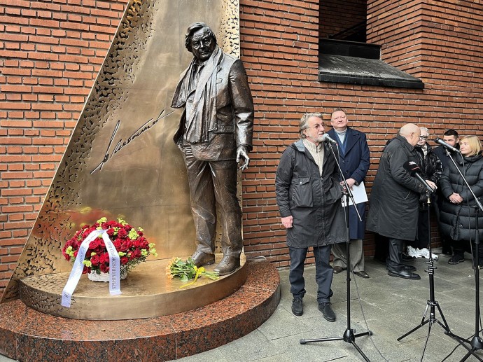 Возле Театра на Таганке появился памятник Юрию Любимову