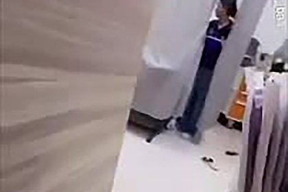 Полуголый турист разгромил больницу на Бали и попал на видео