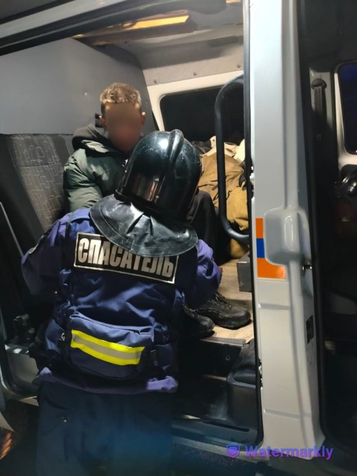 Влетел в столб и застрял: астраханские спасатели помогли водителю выбраться из покорёженной машины