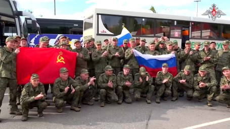 Минобороны РФ показало кадры с вернувшимися из украинского плена военными