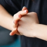 В Петербурге пенсионерка укусила 19-летнюю девушку в подъезде