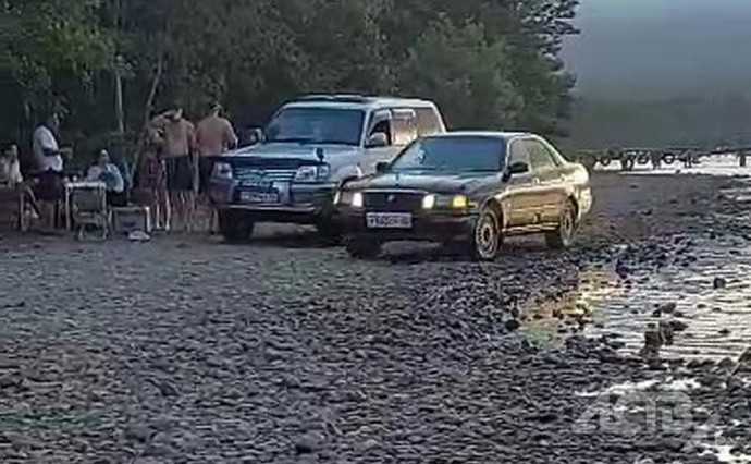 "Ни стыда, ни совести": автомобилист на Сахалине прокатился по озеру, где играли дети