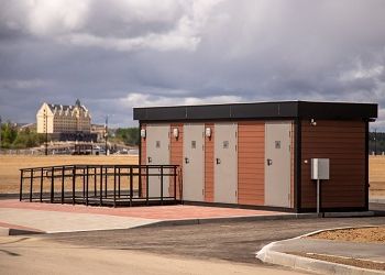 Благовещенцам напомнили о правилах пользования общественными туалетами на набережной