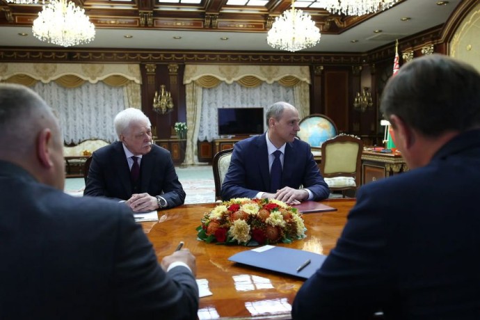 Губернатор Свердловской области Денис Паслер обсудил с Президентом Республики Беларусь Александром Лукашенко перспективные направления двустороннего сотрудничества. Губернатор Свердловской области Денис Паслер обсудил с Президентом Республики Беларусь Александром Лукашенко перспективные направления двустороннего сотрудничества.