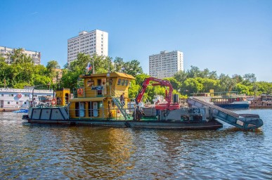 Более 530 тонн мусора собрал коммунальный флот с водной акватории Москвы в период летней навигации