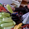 Перцем в глаз за пучок кинзы. Соседи устроили настоящую битву с продавцами овощей