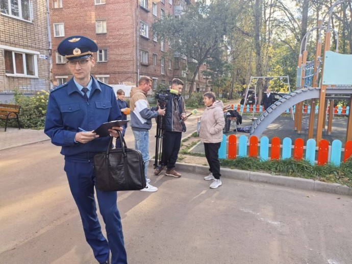 В Ярославской области продолжают благоустраивать дворы В Ярославской области продолжают благоустраивать дворы