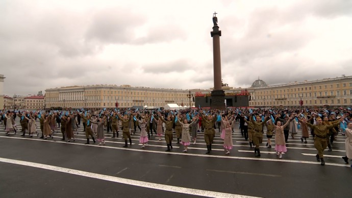 В вальсе на Дворцовой площади закружились 1945 человек