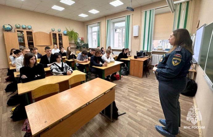 Спасатели рассказали новгородским школьникам о навыках, необходимых в профессии