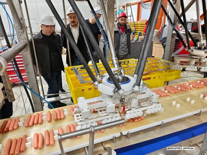 В России создали первый отечественный робот-укладчик сосисок В России создали первый отечественный робот-укладчик сосисок