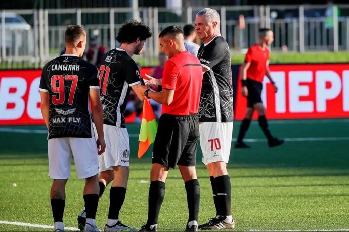 "Амкал" из Медиалиги вылетел из Кубка России, проиграв красноярскому "Енисею" "Амкал" из Медиалиги вылетел из Кубка России, проиграв красноярскому "Енисею"