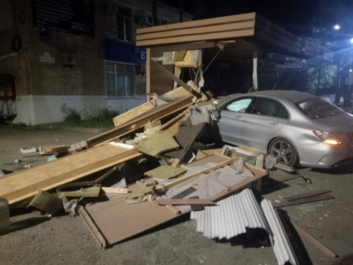 Водитель Мерседеса разнёс торговый павильон, бросил авто и скрылся - теперь его разыскивает ГАИ Водитель Мерседеса разнёс торговый павильон, бросил авто и скрылся - теперь его разыскивает ГАИ