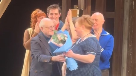 Ведущую артистку Молодежного Театра на Фонтанке Зою Буряк поздравили с 35-летием творческой деятельности