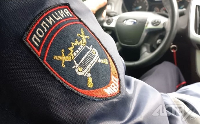 Не удержалась от соблазна: 19-летняя сахалинка оставила коллегу без 10 тысяч рублей