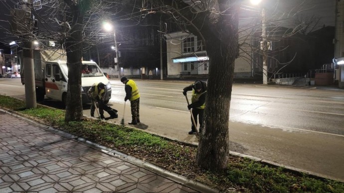 165 тонн уличного смета вывезли с улиц Кирова за неделю 165 тонн уличного смета вывезли с улиц Кирова за неделю