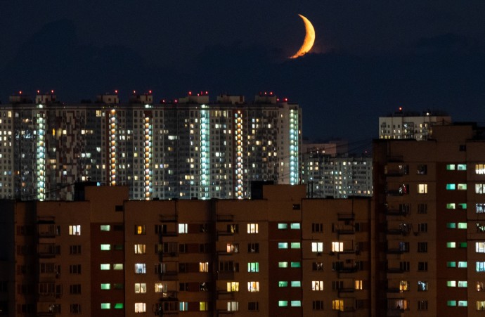 Москвичи ранним утром 25 апреля смогут увидеть перевернутый на бок «смайлик»