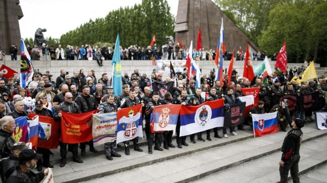В Берлине и в этом году запретят российские флаги и «знамя Победы» на 9 Мая — BM