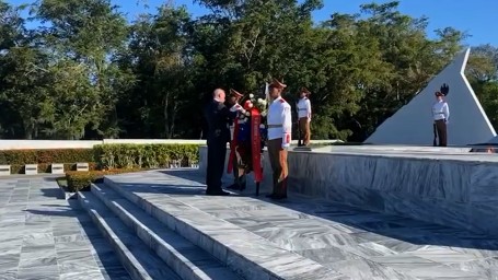 Александр Беглов отдал дань памяти советским воинам, защищавшим Остров Свободы в годы «холодной войны»