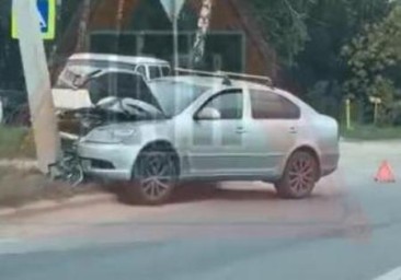 На улице Рябова в Пензе иномарка влетела в фонарный столб