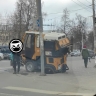 В центре Пензы спецтехника колесом провалилась в люк