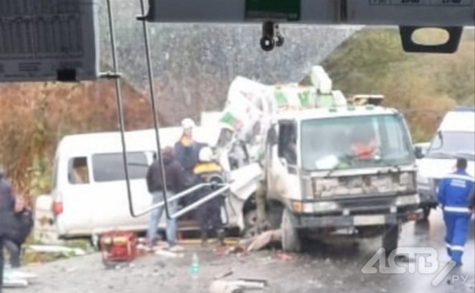 В Холмском районе произошло серьёзное ДТП с участием крана и микроавтобуса: погибли три человека