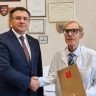 Вице-губернатор Владимир Омельницкий поздравил с Днем Рождения Владимира Семиглазова, хирурга-онколога, заведующего научным отделом опухолей репродуктивной системы НМИЦ имени Петрова