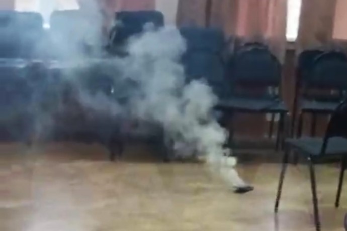 В московской школе № 1576 у ученика задымился телефон прямо в руках В московской школе № 1576 у ученика задымился телефон прямо в руках