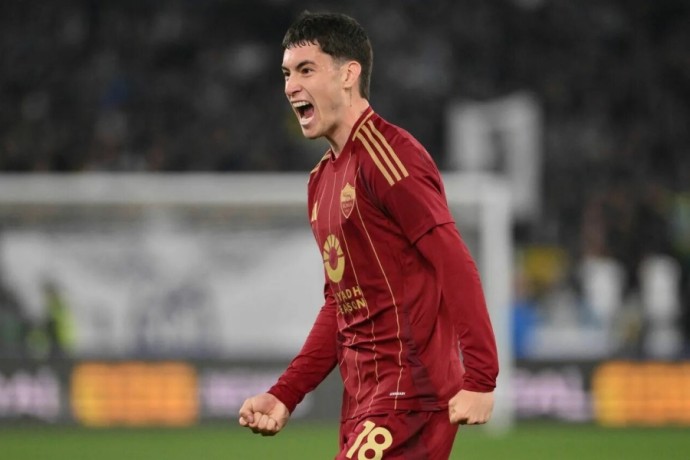 "Рома" поднялась на первое место в чемпионате Италии, обогнав "Наполи" "Рома" поднялась на первое место в чемпионате Италии, обогнав "Наполи"