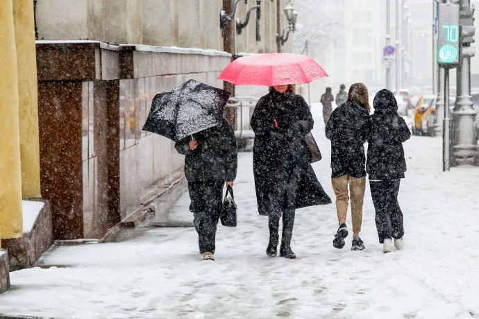 Мокрый снег и сильный ветер: в выходные в столице ухудшится погода