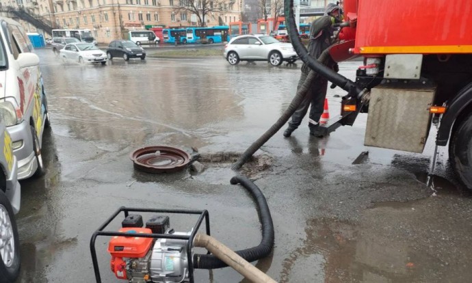 Во Владивостоке приступили к ликвидации подтопления в многострадальном районе