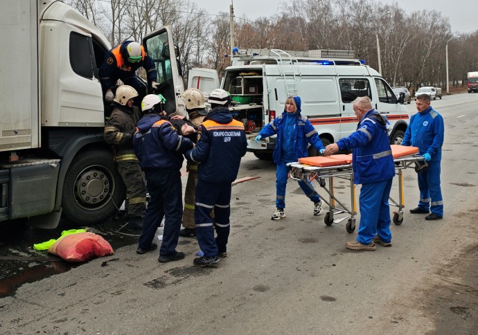 Появились новые фото с места ДТП с пассажирским автобусом в Пензе