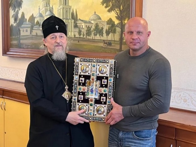 Фёдор Емельяненко подарил Белгородской епархии старинное Евангелие