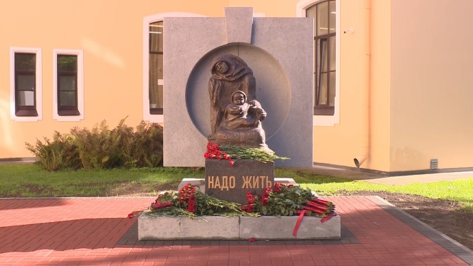 Перед зданием СПбГПМУ открыли скульптуру «Надо жить»: она посвящена подвигу медиков блокадного Ленинграда Перед зданием СПбГПМУ открыли скульптуру «Надо жить»: она посвящена подвигу медиков блокадного Ленинграда