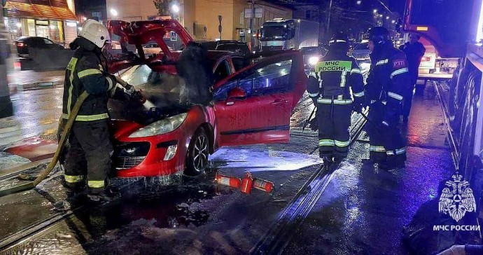 В Туле пожарные потушили полыхающую легковушку В Туле пожарные потушили полыхающую легковушку