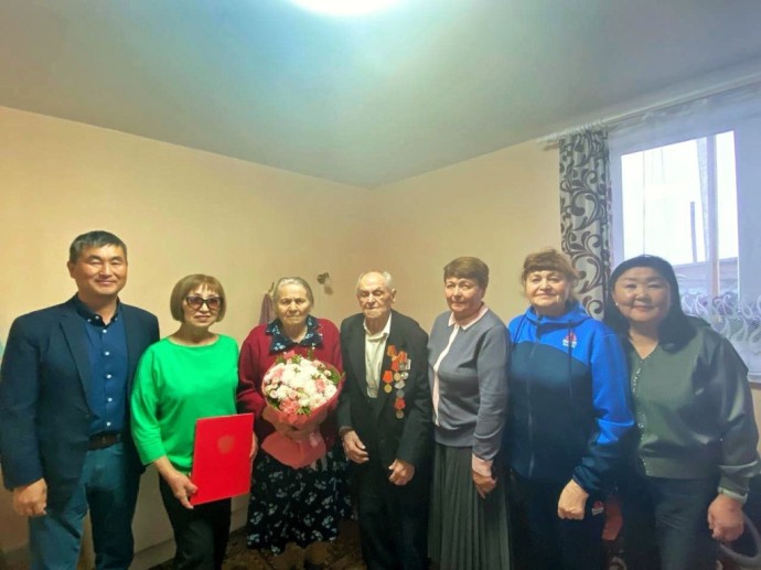 В пригороде Улан-Удэ супругов поздравили с 70-летием брака