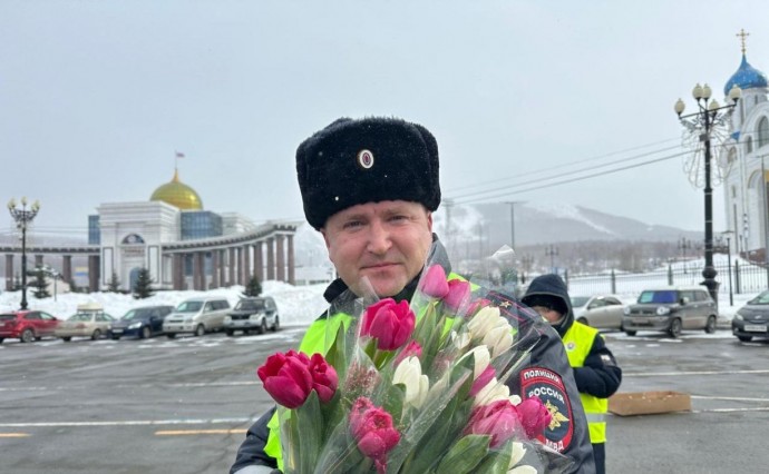 Инспекторы ДПС подарили сахалинкам цветы в честь 8 Марта