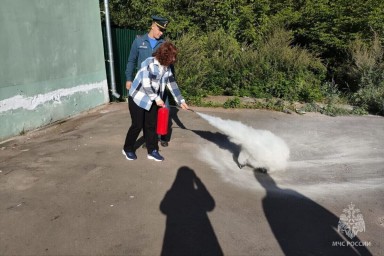 Новгородские спасатели провели «горячую» беседу с сотрудниками Валдайского МФЦ