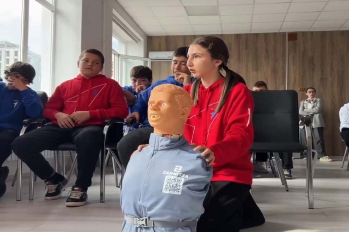 Подростки КЧР продемонстрировали свои знания и умения по оказанию экстренной медпомощи Подростки КЧР продемонстрировали свои знания и умения по оказанию экстренной медпомощи