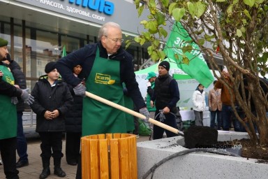 Андрей Назаров посадил в новой аллее Уфы именное дерево