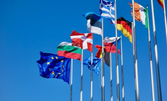 Politico: Евросоюз раскололся на два лагеря из-за спора о российских активах