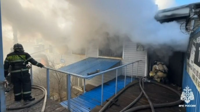 Во Владивостоке вспыхнул магазин автозапчастей